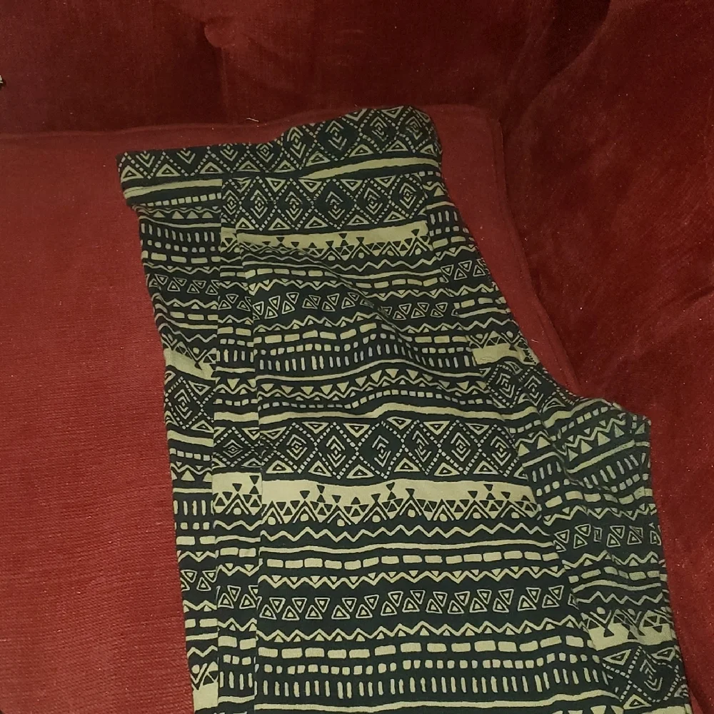 Black and White Paisley Blanket - Picture 3 of 6